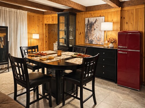Charming Tiverton Country Retreat - Elegant Farmhouse on Equestrian Grounds