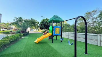 Un parque infantil con tobogán y estructuras para escalar.