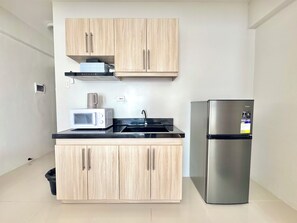 Comfort Condo, Balcony, Mountain View | Private kitchen - Royal Oceancrest Panglao 1 (Dauis)