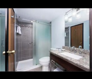 Suíte luxo, vista para a cidade | Banheiro | Secador de cabelo, toalhas de banho, sabonete, shampoo