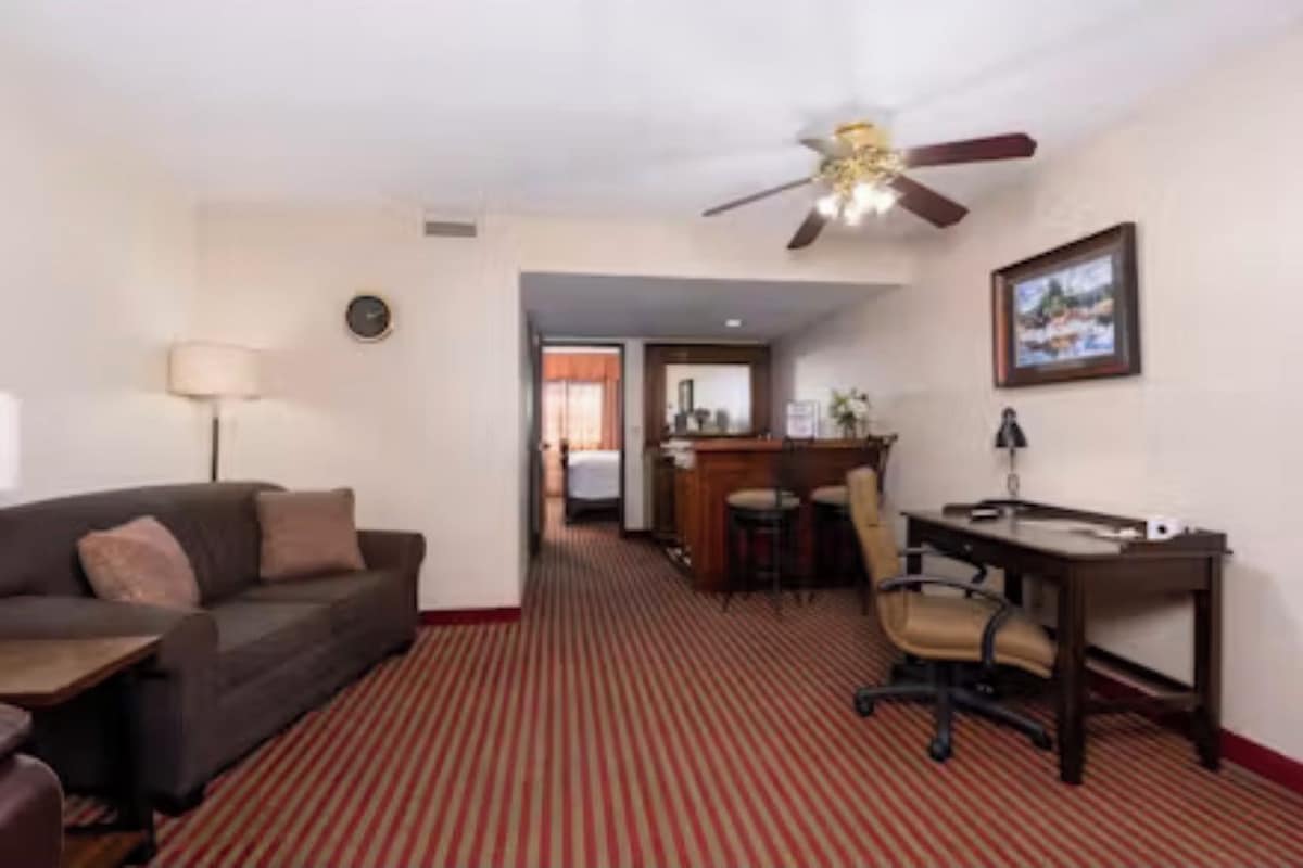 Deluxe Suite, City View | Living area