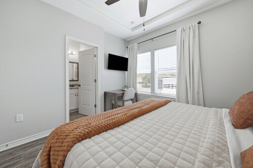 New! 2 King Beds | 3Mi to A&M | Near Downtown Bryan