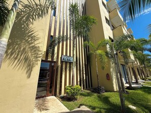 A building with a sign reading 'EDIFICIO ALBA' and a door with a handle. - Relax at Oceanna | Rooftop, Jacuzzi, and 3 Pools (Mazatlán)