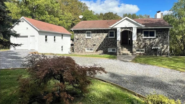 Unclassified image, 1 of 21, button - Catskills Stone Getaway - 6BR, Sleeps 14, Game Room, Firepit, Near Skiing (Purling)