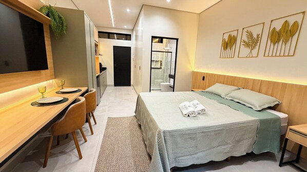 A modern hotel room with a bed, a desk, and a shower. - Kaya Parque Sinop (Sinop)
