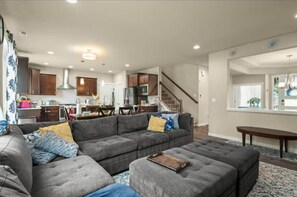 Unclassified image, 4 of 35, button - Fully Furnished 5BR 3 Baths Family Home in Everett (Snohomish County)