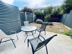 Outdoor dining - Calm Getaway Close to Airport (Hadfield)