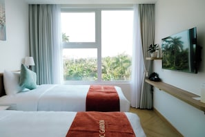 Phòng, quang cảnh vườn | Minibar, két bảo mật tại phòng, bàn, màn/rèm cản sáng 