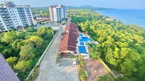 Una zona residencial con piscina, estacionamiento y vistas al mar.