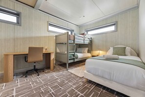 A hotel room with a bunk bed, a desk, and a chair. - 2BR Unit For 5, Kangaroo Flat (Kangaroo Flat)