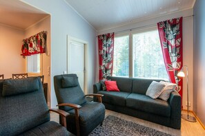 A living room with a sofa, two armchairs, a rug, and a window with curtains. - Amazing for outdoors. Incl. cleaning and wifi (Rukatunturi)