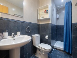 A bathroom with a sink, toilet, and shower. - Central two-bedroom apartment (Málaga)