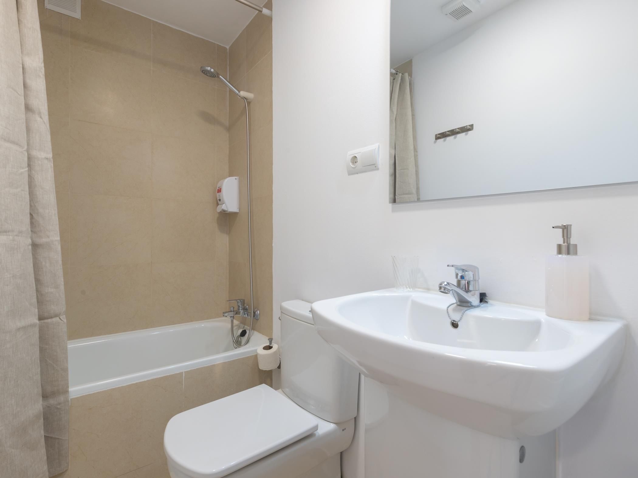Ein Badezimmer mit Badewanne, Toilette und Waschbecken.