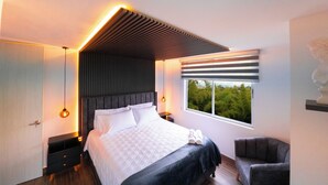 Una camera da letto moderna con un grande letto, un comodino, una sedia e una finestra con vista.
