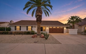 Exterior - 4-bedroom Retreat in Scottsdale with Heated Pool, Firepit, Putting Green/Games (Scottsdale)