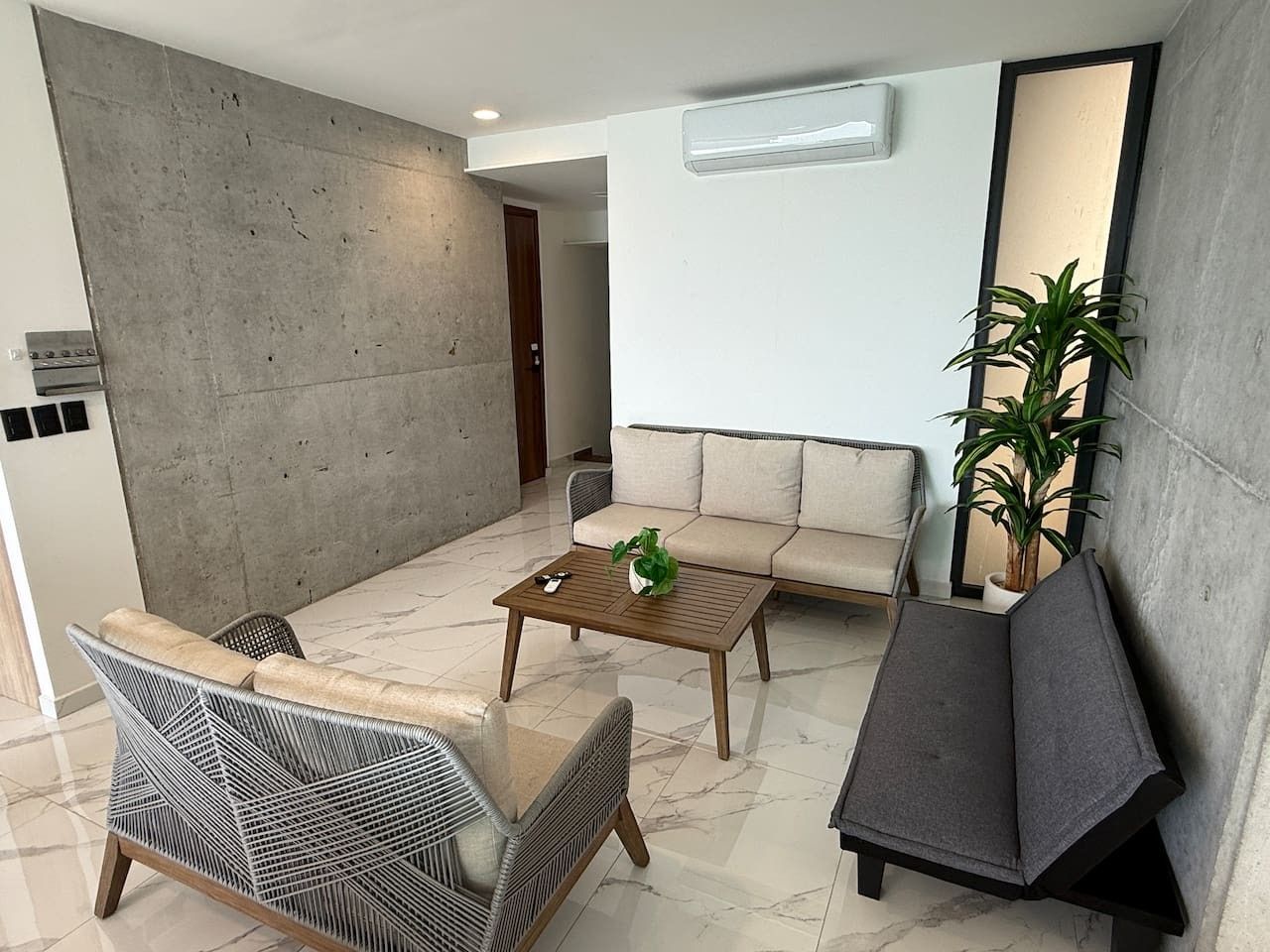 Una sala de estar moderna con un sofá, una mesa de centro y una silla.