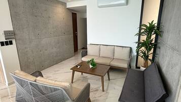 Una sala de estar moderna con un sofá, una mesa de centro y una silla.