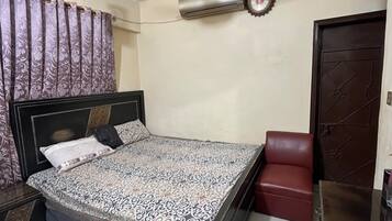 2 bedrooms, iron/ironing board, WiFi (free)
