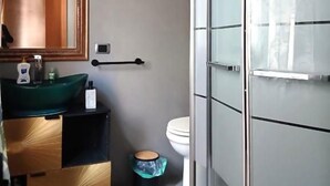 Gratis toiletartikelen, een haardroger, handdoeken, zeep