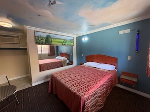 A hotel room with a large bed, a smaller bed, a desk, and a chair. - Solar Motel Los Angeles (Los Angeles)
