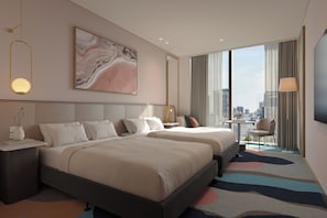 Une chambre d’hôtel moderne avec deux lits, une vue sur la ville, une grande peinture abstraite et un décor minimaliste.