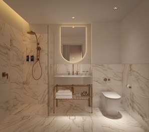 Une salle de bain moderne avec un sol en marbre, une douche à parois de verre, des toilettes sur pied et un meuble-lavabo avec un miroir.