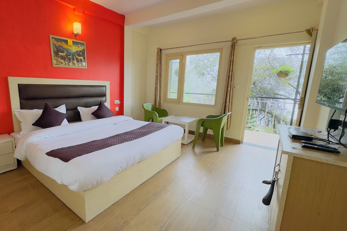 Phòng đôi hoặc 2 giường đơn Deluxe, quang cảnh núi | Két bảo mật tại phòng, bàn, khu vực làm việc phù hợp cho laptop 