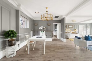 Un salón amplio con una mesa de comedor, un sofá y una cocina al fondo.