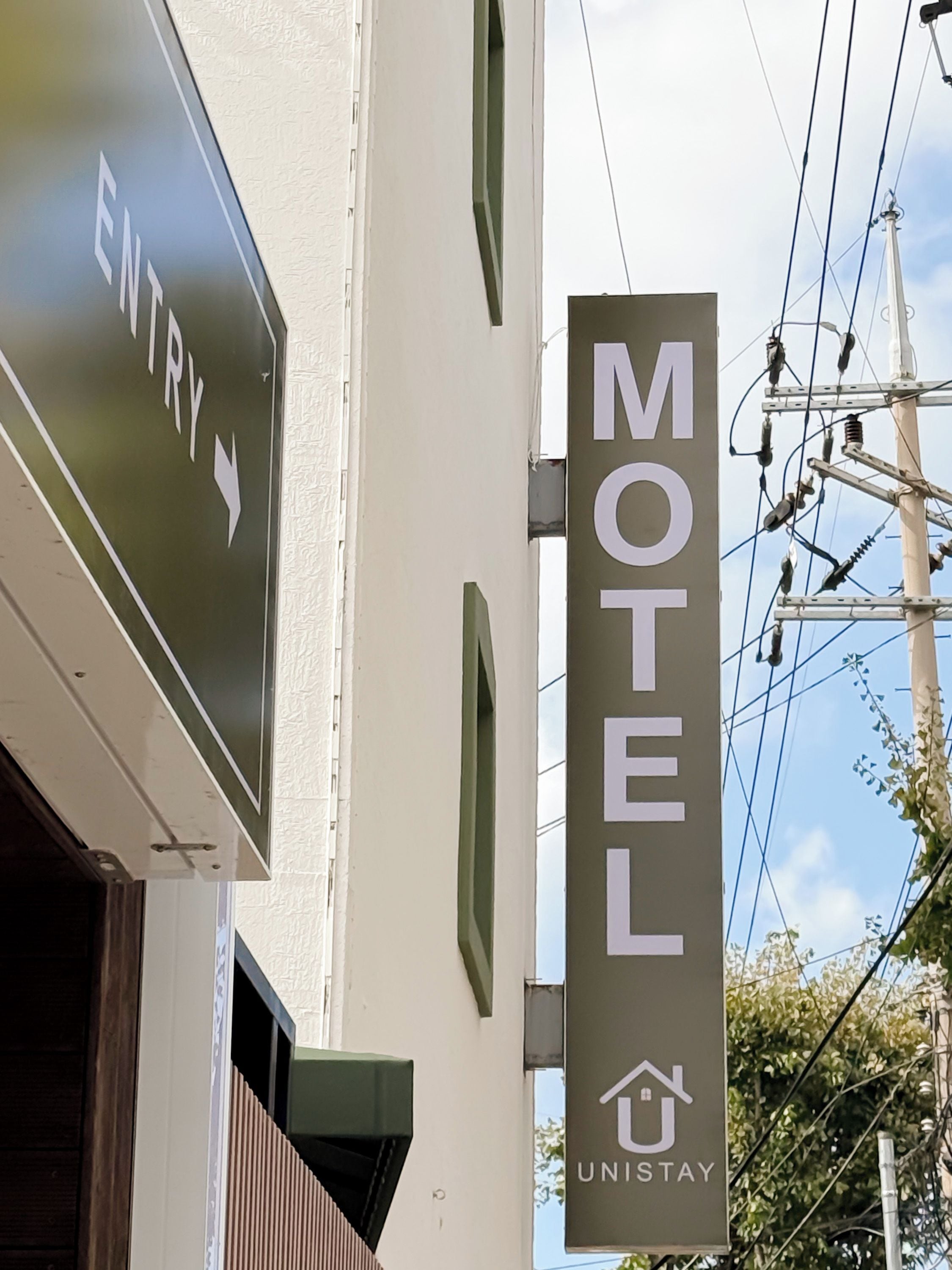 Señal de motel con un icono de casa, que indica servicios de alojamiento.