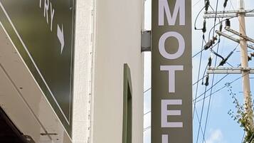 Señal de motel con un icono de casa, que indica servicios de alojamiento.