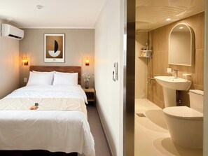 Deluxe Room, Courtyard View | Bathroom | Free toiletries, hair dryer, towels, soap - UNISTAY (Dongducheon)