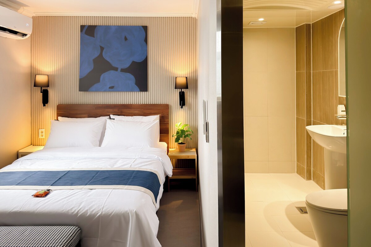 Deluxe Room, Courtyard View | Laptop workspace, WiFi (free)