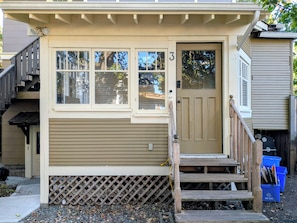 A single-story house with a front door, a small porch, and a staircase leading to the entrance. - Bright & cozy private room near downtown Victoria (Victoria)