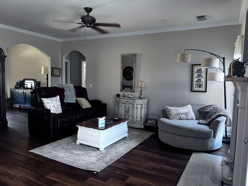 Away from the crowds- pet friendly 3-BR house in charming Northport neighborhood