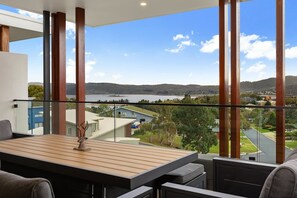 Ein Balkon mit Blick auf einen See und die umliegende Landschaft.