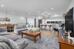 Ein modernes Wohnzimmer mit einer Couch, einem Couchtisch und Dekorationselementen.