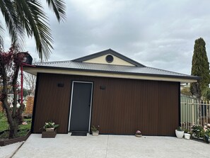 Exterior - Private Luxury Escape withRomantic Swimming Pool (Cranbourne East)
