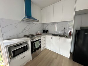 Private kitchen - Private Luxury Escape withRomantic Swimming Pool (Cranbourne East)