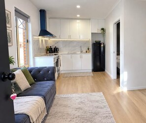 Living area - Private Luxury Escape withRomantic Swimming Pool (Cranbourne East)