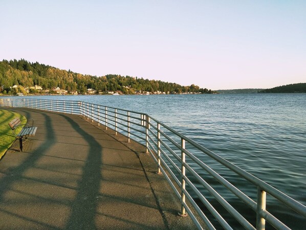 Eine Uferpromenade mit einer Bank und einem Geländer.