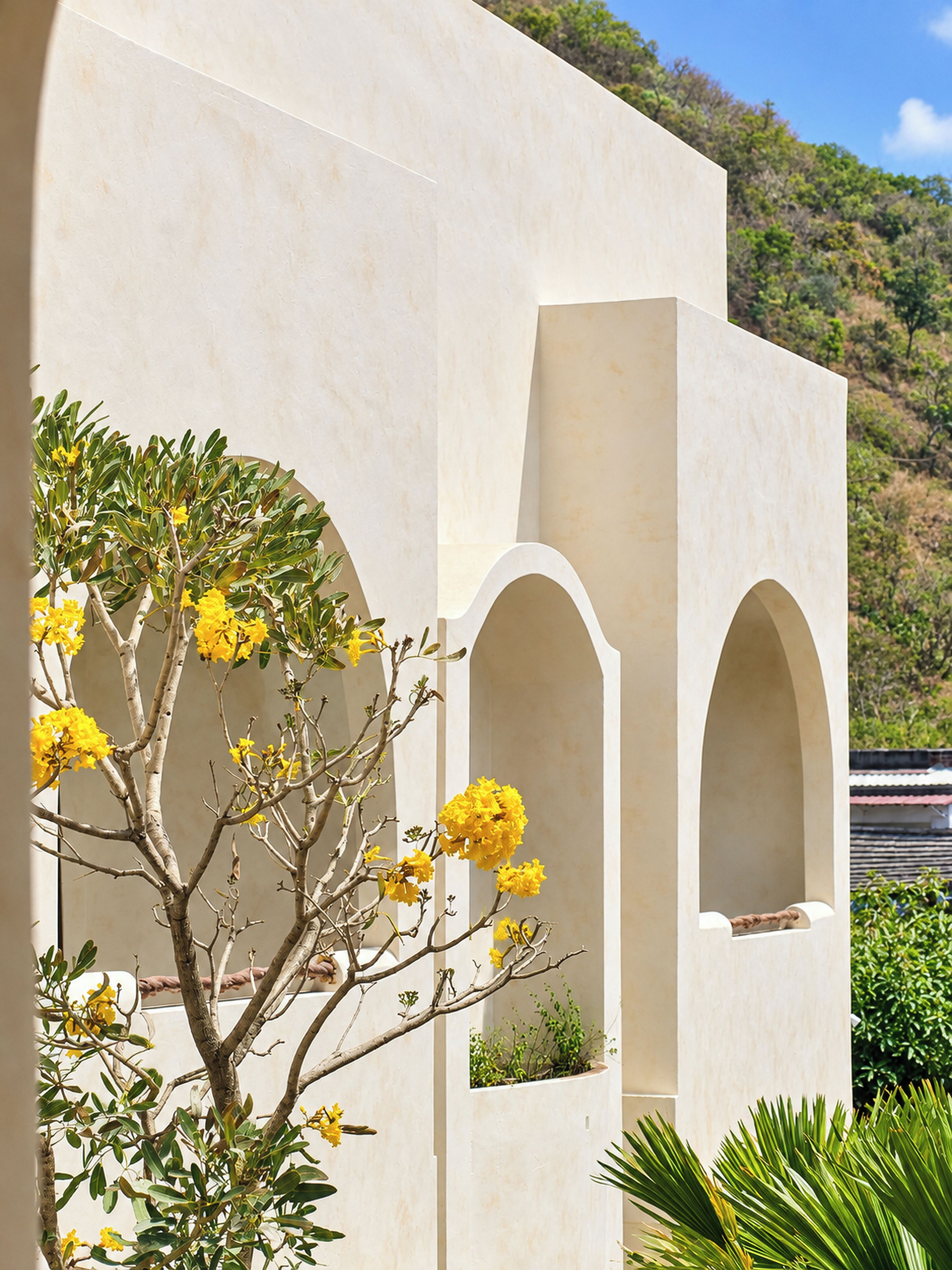 Um edifício com arquitetura moderna, destacando aberturas em arco e fachada plana.