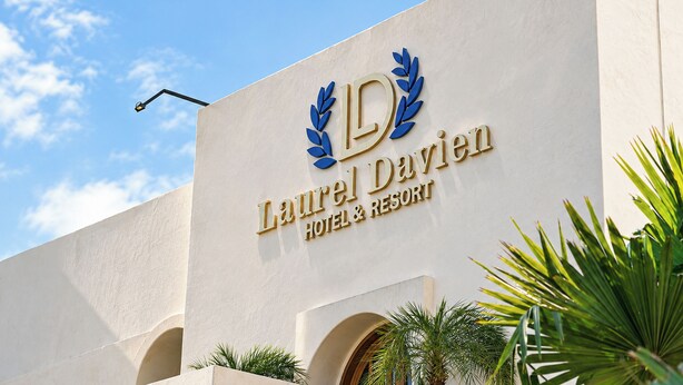 Un cartello con la scritta 'Laurel & David' e 'HOTEL & RESORT', che indica il nome della struttura.
