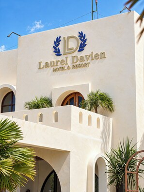 A hotel sign with the name 'Laurel Davien Hotel & Resort' and a decorative emblem.