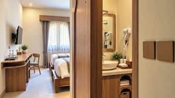 Deluxe Twin Room, Ocean View | Desk, free WiFi