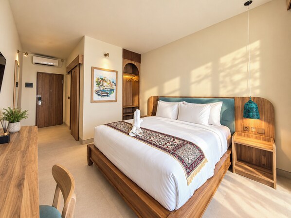 Une chambre d’hôtel avec un lit en bois, un bureau et une chaise.