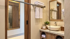 Doppia Classic, 1 letto queen, lanai, vista giardino | Bagno | Doccia, set di cortesia gratuito, asciugacapelli, asciugamani