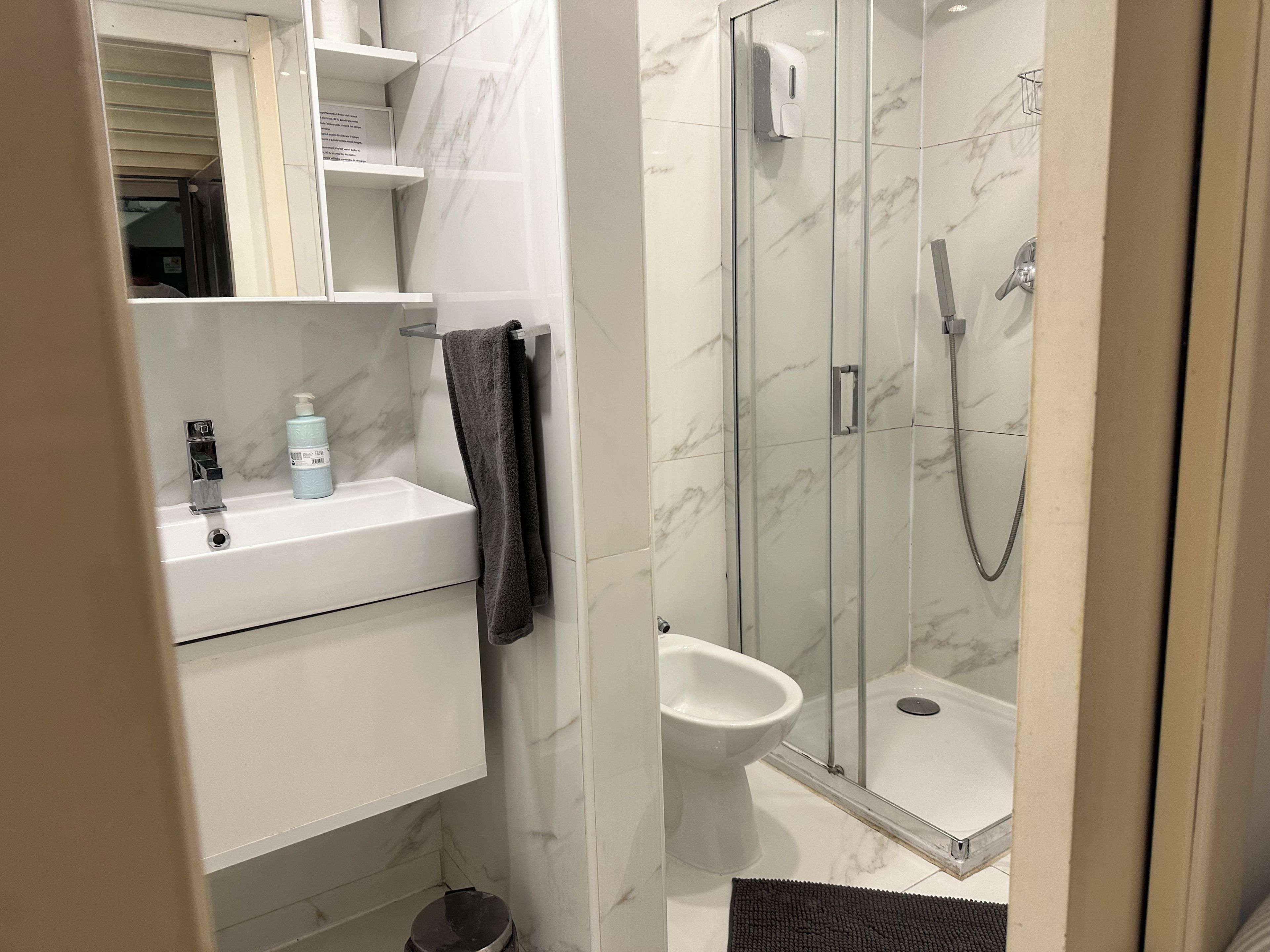 Sèche-cheveux, bidet, serviettes fournies, savon