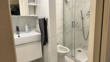 Sèche-cheveux, bidet, serviettes fournies, savon