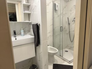 Bathroom - Vrbo Property (Milano)
