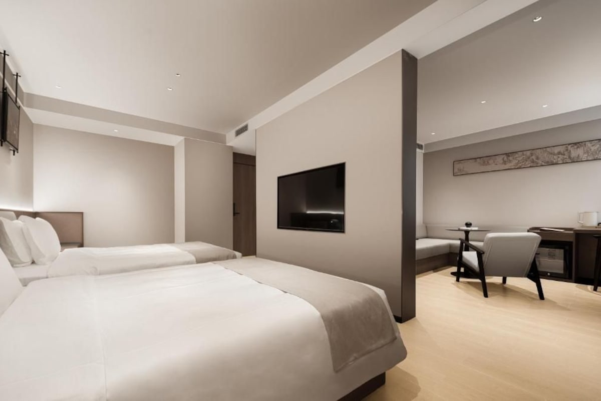 Studio Suite Keluarga, 2 Tempat Tidur Double, kamar mandi pribadi, pemandangan kota | Meja kerja, ruang kerja ramah laptop, dan tirai kedap cahaya